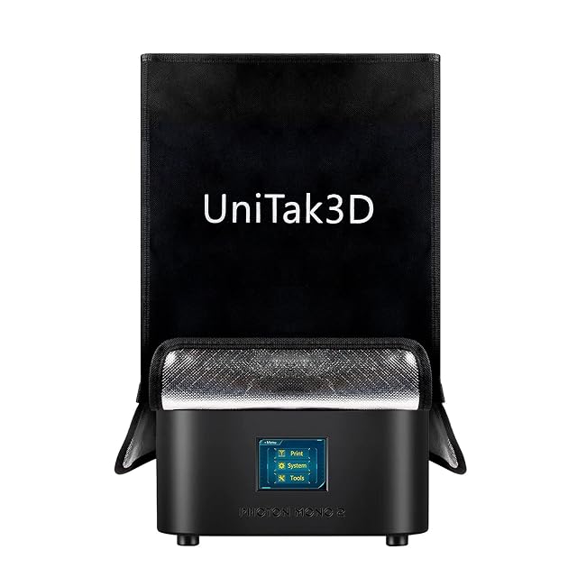 Housse noire UniTak3D posée sur une petite imprimante 3D résine