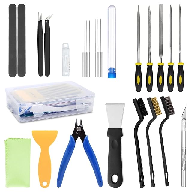 Kit étalé : bâtonnets de ponçage, pinces, aiguilles dans un tube, cinq limes, une boîte transparente, chiffon, grattoirs en plastique et en acier, pince coupante, brosses et cutter de loisir