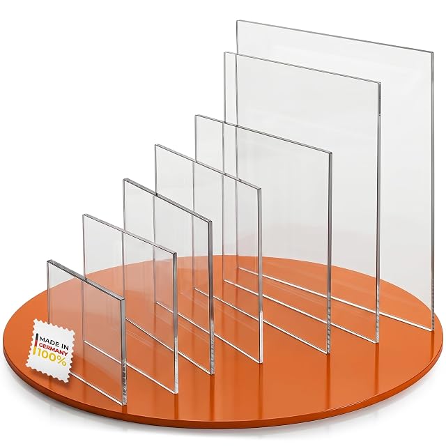 Plaques acryliques transparentes de tailles croissantes dressées dans un socle orange rainuré, avec un tampon Made in Germany