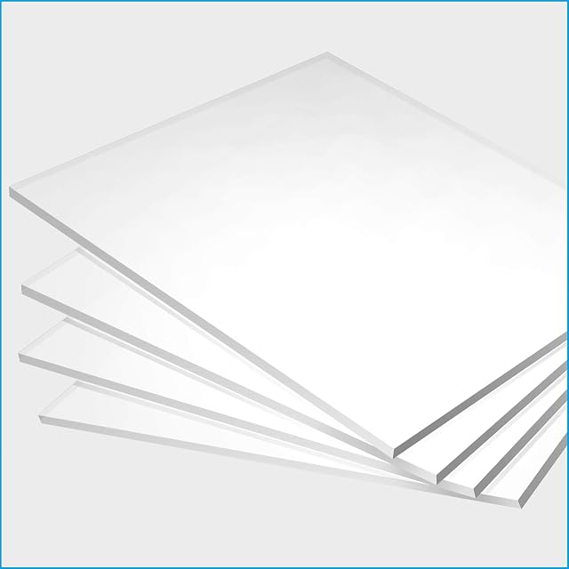 Quatre plaques transparentes disposées en éventail sur fond blanc