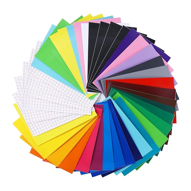 Feuilles de vinyle colorées disposées en cercle avec plusieurs feuilles blanches imprimées d’un quadrillage rouge