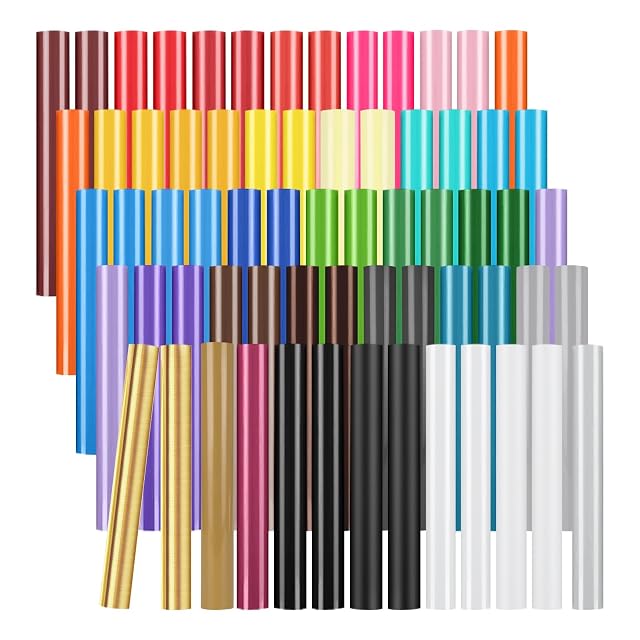 Rangées de feuilles de vinyle roulées dans de nombreuses couleurs, dont l’or, le noir et le blanc