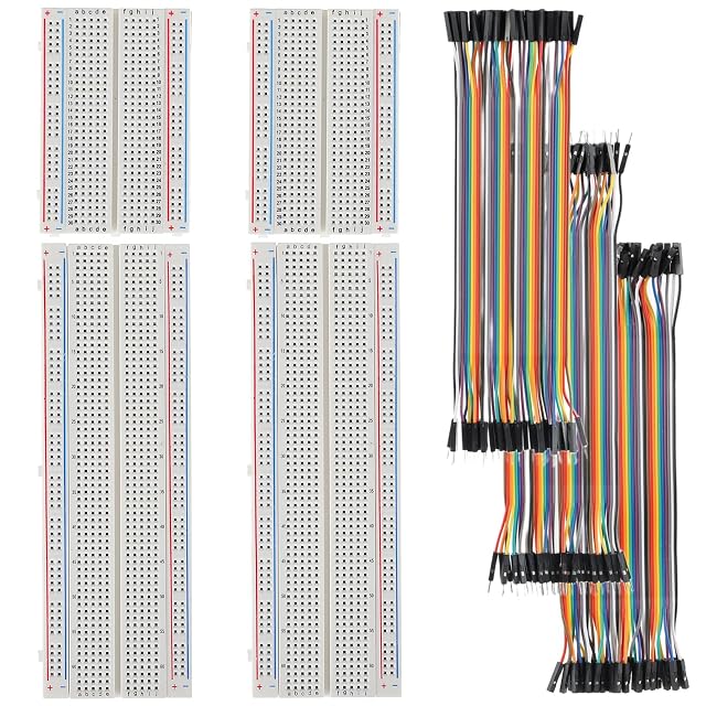 Deux breadboards de 400 points et deux de 830 points à côté de trois nappes de cavaliers arc-en-ciel
