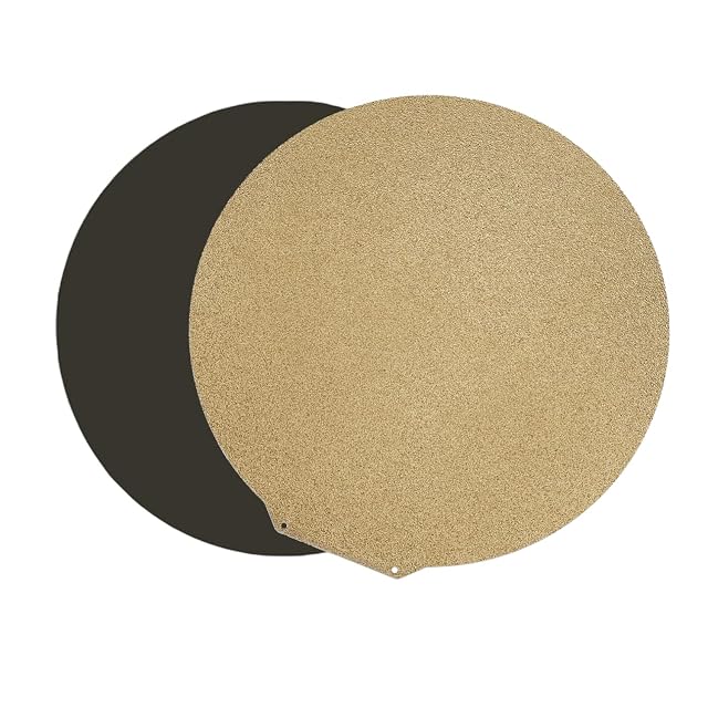 Plateau PEI texturé doré rond MXMONK devant une feuille noire ronde