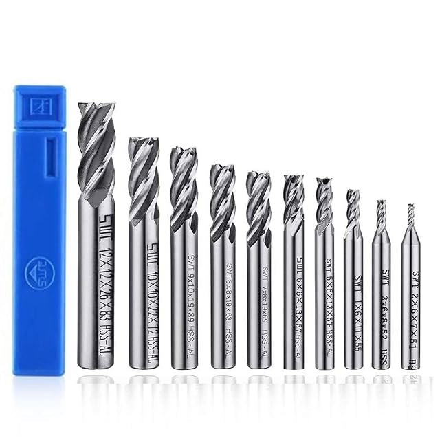 Dix fraises en bout 4 dents en acier brillant de 2 à 12 mm à côté d’un étui bleu, queues frappées SWT avec les tailles et HSS-AL
