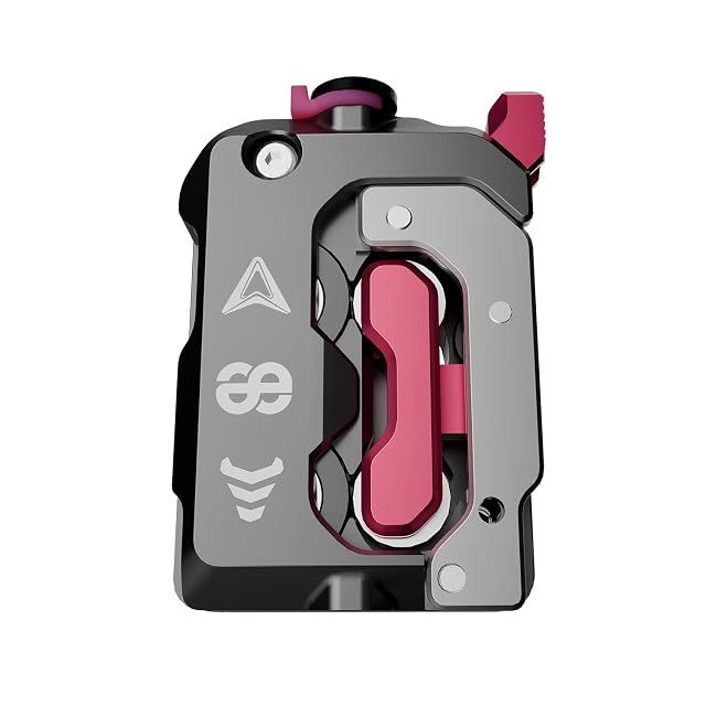 Extrudeur gris foncé avec un bras pivotant rouge et trois logos gravés, dont le triangle Creality