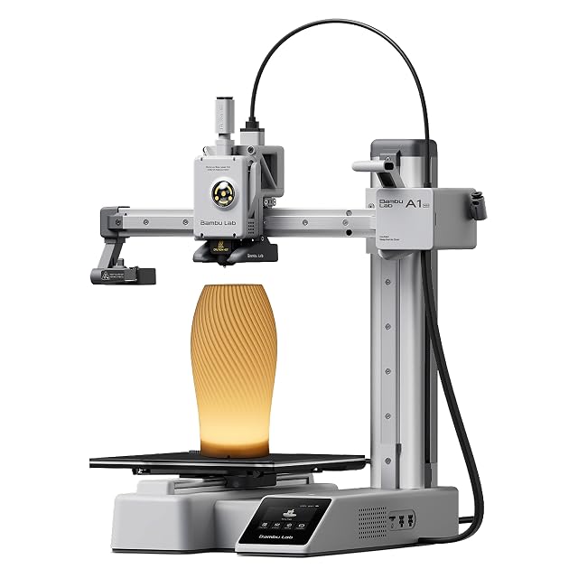 Imprimante 3D compacte Bambu Lab A1 Mini présentée avec un abat-jour imprimé