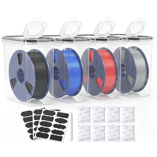Quatre hautes boîtes transparentes à couvercle rabattable contenant des bobines, trois planches d’étiquettes noires, un marqueur blanc et huit sachets de gel de silice