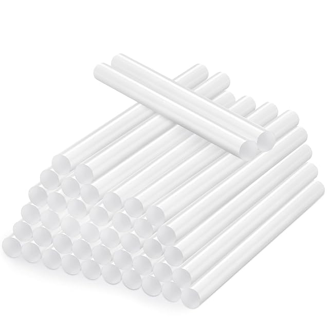 Pile de bâtons de colle blancs avec deux bâtons posés en travers au-dessus