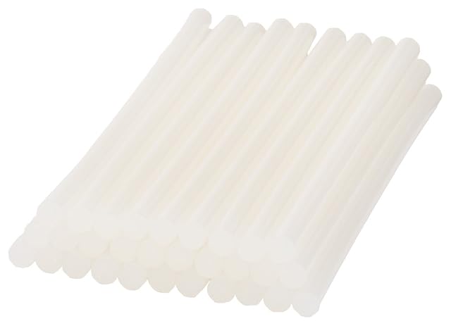 Pile de bâtons de colle blanc laiteux
