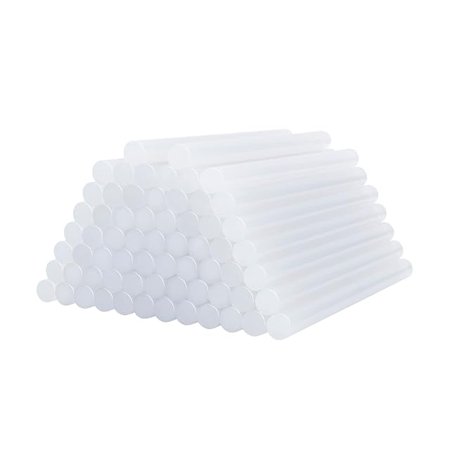 Pile de bâtons de colle translucides vus par le bout