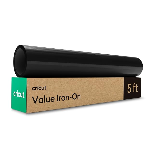 Rouleau noir sur une boîte Cricut en kraft marquée Value Iron-On, 5 ft