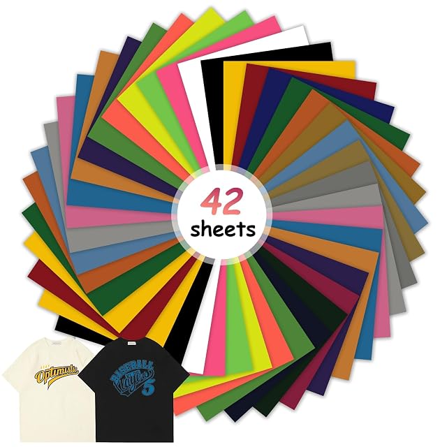 Quarante-deux feuilles de flex colorées disposées en cercle autour d’une étiquette 42 sheets, avec deux t-shirts imprimés