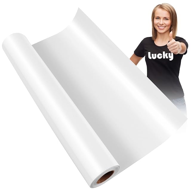 Rouleau de flex blanc déroulé devant une personne portant un t-shirt noir imprimé lucky