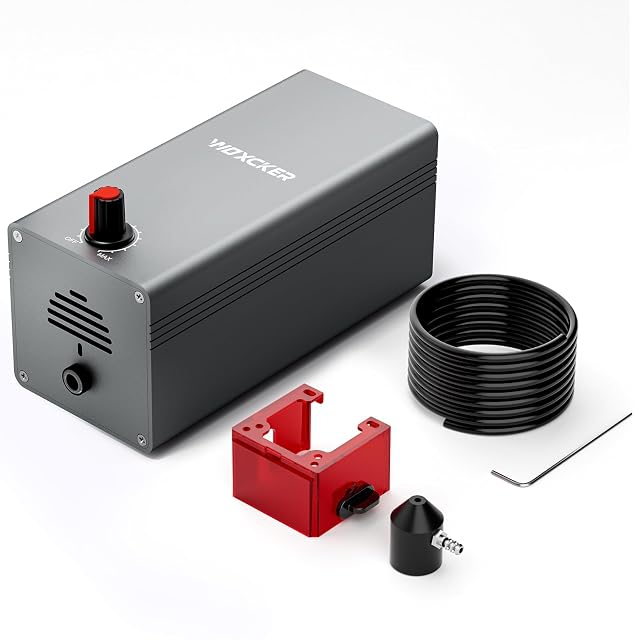 Pompe WOXCKER grise avec bouton rouge OFF–MAX, tube noir enroulé, support en acrylique rouge, buse conique noire et clé hexagonale