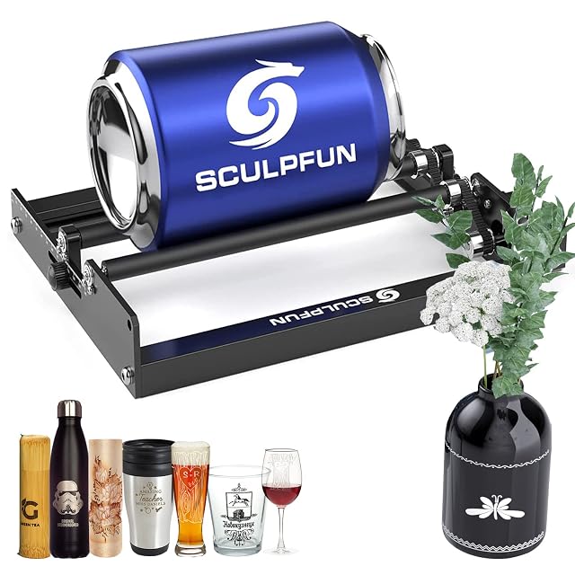 Châssis de rouleaux SCULPFUN noir faisant tourner une canette bleue, à côté de bouteilles, tasses et verres gravés