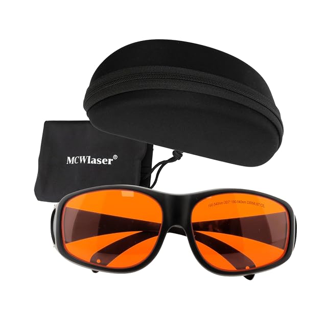 Lunettes MCWlaser à verres orange marqués 190-540nm OD7+ DIRM LB7 CE, à côté d’un étui zippé et d’une pochette souple