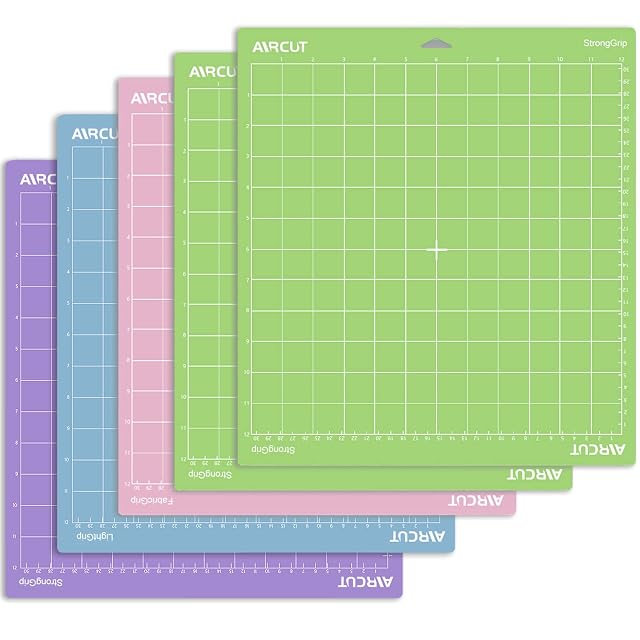 Cinq tapis quadrillés AIRCUT déployés en éventail, violet, bleu, rose et deux verts, avec les étiquettes StrongGrip, LightGrip et FabricGrip