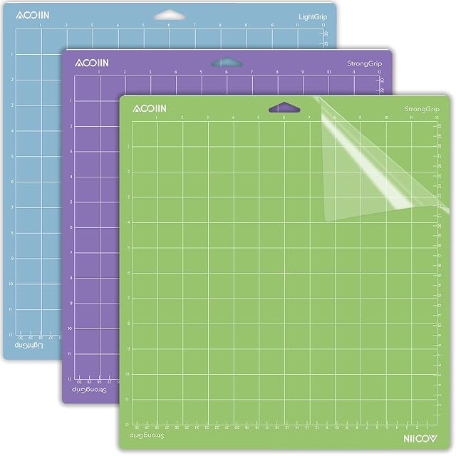 Trois tapis quadrillés : un bleu étiqueté LightGrip, un violet étiqueté StrongGrip et un vert également étiqueté StrongGrip, son film à moitié retiré