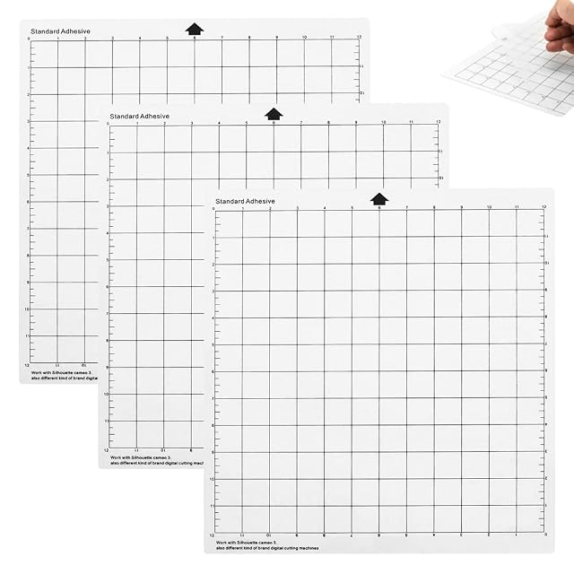 Trois tapis blancs étiquetés Standard Adhesive avec un quadrillage noir en pouces et une mention pour la Silhouette Cameo 3 et d’autres machines de découpe