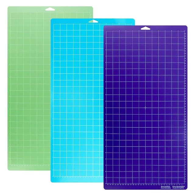 Trois longs tapis quadrillés vert, bleu et violet, le violet portant une légende des couleurs d’adhérence
