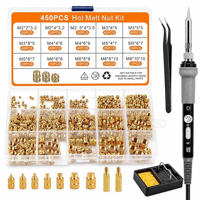Boîte d’inserts en laiton étiquetée 450PCS Hot Melt Nut Kit avec un tableau des tailles, sept pannes en laiton, deux adaptateurs, des brucelles, un fer de 60 W et un support avec éponge