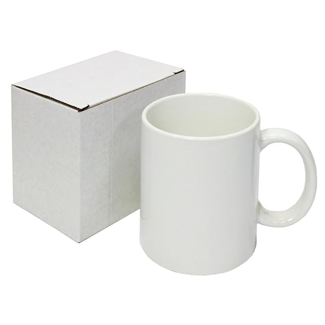 Mug en céramique blanche à côté d’une boîte blanche unie