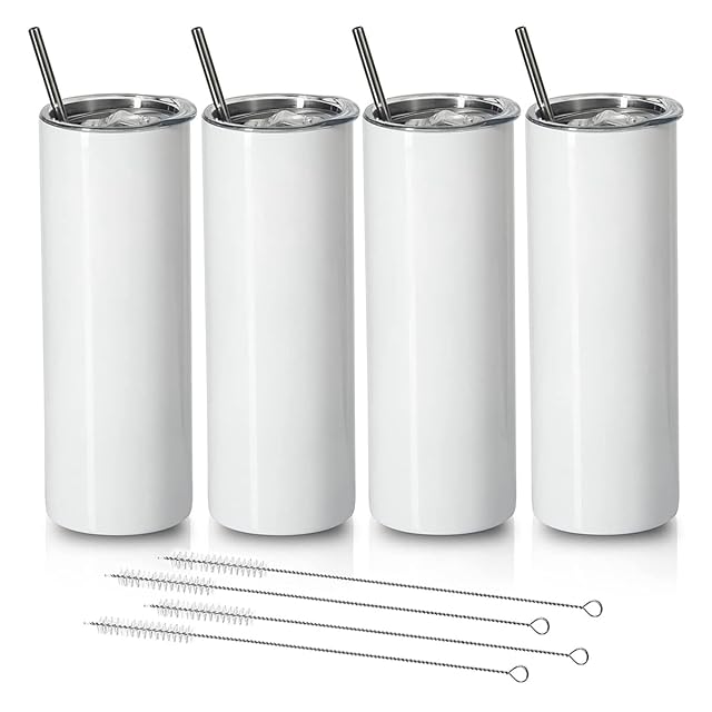 Quatre gobelets droits blancs avec couvercles transparents et pailles en acier, et quatre goupillons pour pailles