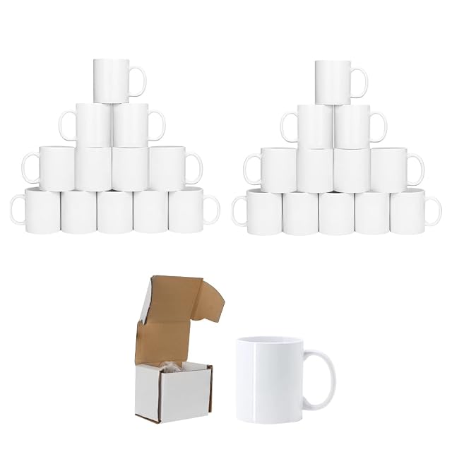 Deux pyramides de douze mugs blancs, et un mug à côté de sa boîte blanche ouverte
